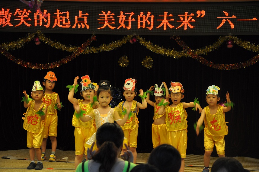 图为在训儿童表演舞蹈“十二生肖”