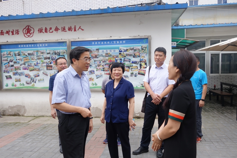 图为程凯副理事长参观清源街道温馨家园