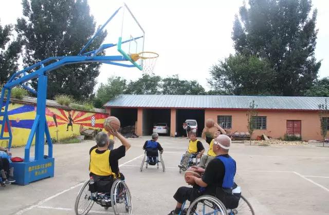 东城区残疾人轮椅篮球队进行篮球表演