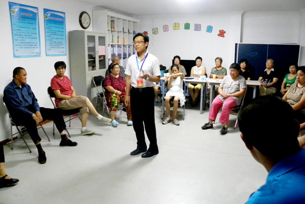 图为 王忠良先生为辖区职康站的学员进行心理咨询评估和培训
