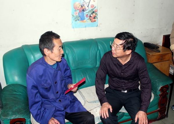 图为区残联理事长王跃进走访慰问贫困残疾人家庭