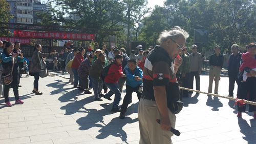图为：八宝山街道残联迎重阳节秋季运动会活动现场。
