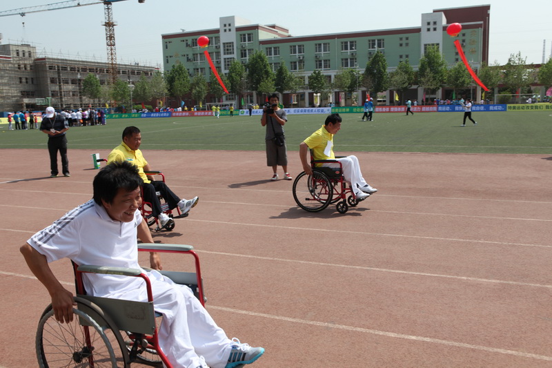 图为残疾人轮椅30米竞速比赛现场