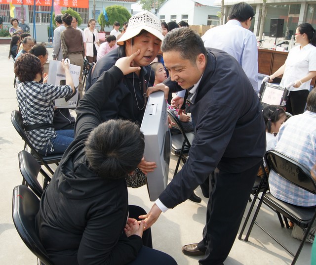 市残联副理事长唐海蛟为残疾儿童发放辅助器具