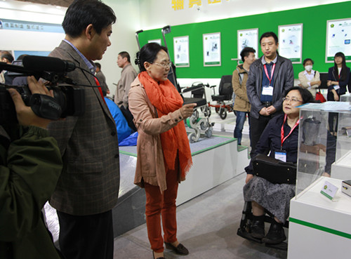  图为市残联吴文彦理事长、欧玲副巡视员在北京残联展区指导工作