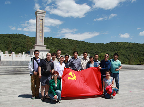 图为市辅具中心全体党员干部参观革命英雄纪念碑