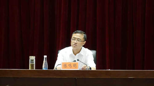 图为贵州省政府副省长陈鸣明在会上讲话