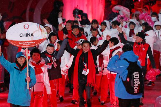 图为中国体育代表团在开幕式上入场