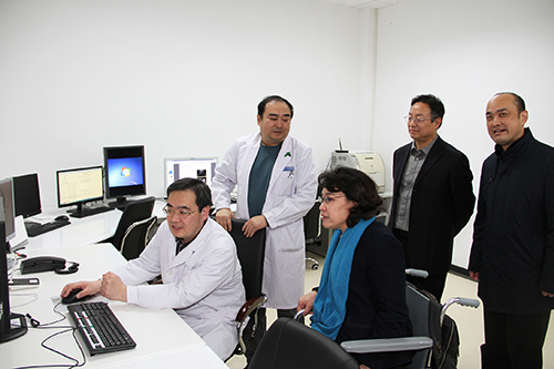 图为海迪主席参观中国康复研究中心最新引进的核磁共振检查设备的使用情况