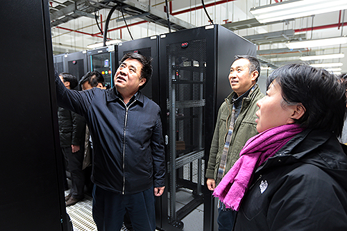 图为中国残联党组成员相自成带领信息中心一行到北京市信息安全容灾备份中心参观学习