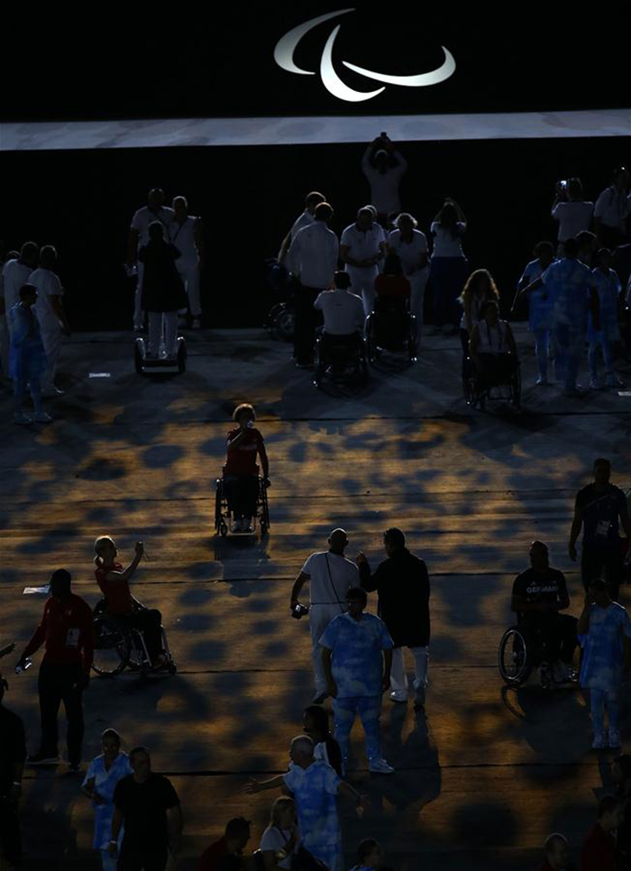 9月18日，第十五届夏季残疾人奥林匹克运动会闭幕式在巴西里约热内卢马拉卡纳体育场举行。图为在闭幕式前，运动员在场内拍照留念。新华社记者李明摄