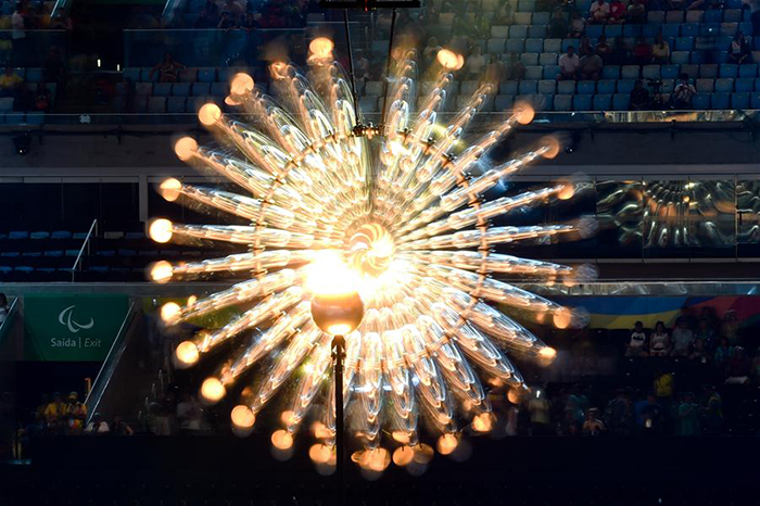 9月18日，第十五届夏季残疾人奥林匹克运动会闭幕式在巴西里约热内卢马拉卡纳体育场举行。图为闭幕式现场燃烧的主火炬。新华社记者欧东衢摄