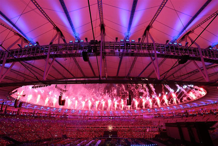 9月18日，第十五届夏季残疾人奥林匹克运动会闭幕式在巴西里约热内卢马拉卡纳体育场举行。图为焰火表演。 新华社记者李明摄
