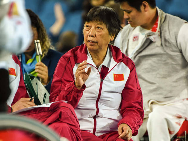 75岁的中国轮椅击剑队教练庄杏娣被队员们亲切地称为“教练奶奶”——新华社记者王松摄