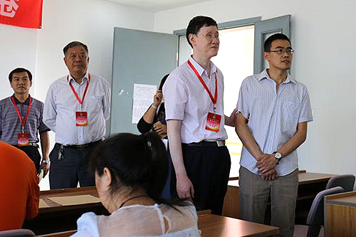 图为中国残联副主席、中国盲人协会名誉主席李志军巡视北京考区