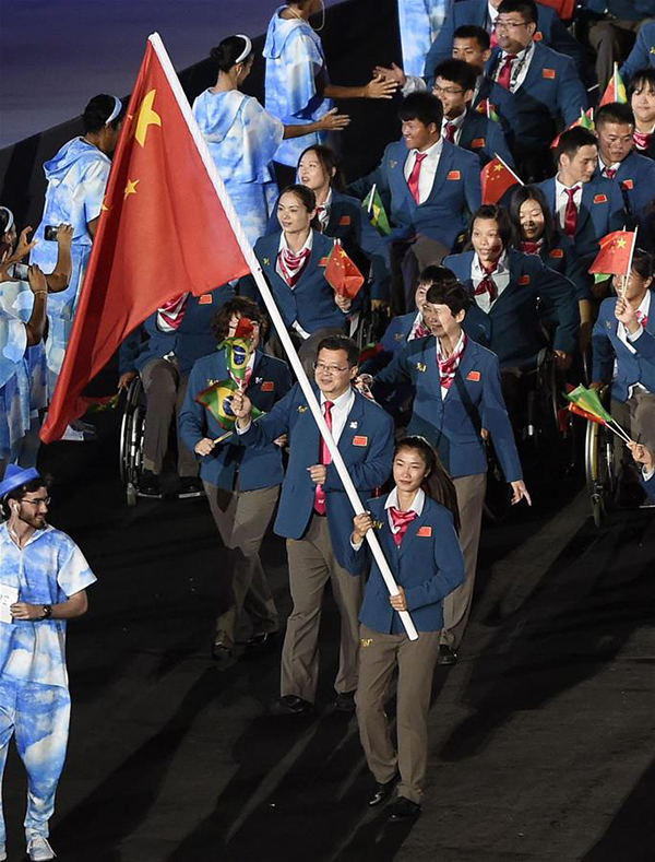 9月7日，轮椅击剑运动员荣静作为旗手引领中国体育代表团入场。当日，第十五届夏季残疾人奥林匹克运动会开幕式在巴西里约热内卢马拉卡纳体育场举行。新华社记者陈铎摄