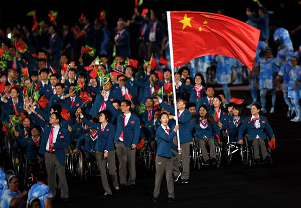 9月7日，轮椅击剑运动员荣静作为旗手引领中国体育代表团入场。当日，第十五届夏季残疾人奥林匹克运动会开幕式在巴西里约热内卢马拉卡纳体育场举行。新华社记者李钢摄