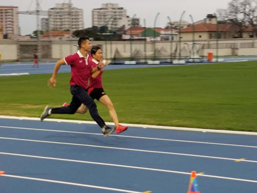 图为盲人短跑运动员刘翠青和她的领跑员在训练