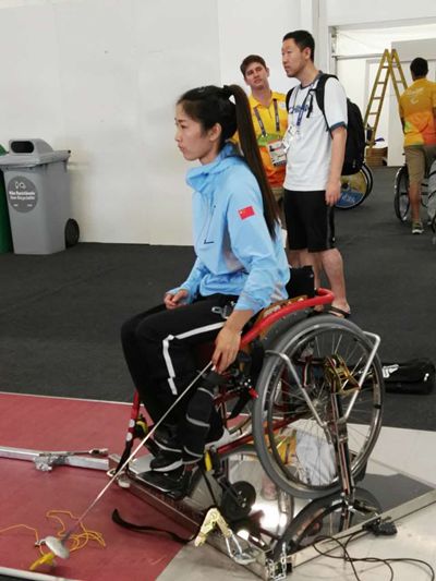 图为上届残奥会女子轮椅击剑冠军荣静