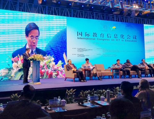 图为程凯副理事长在2016国际教育信息化会议开幕式致辞
