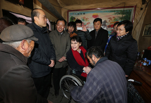 图为张海迪在长山峪镇宋窝铺村看望慰问贫困残疾人家庭，了解他们的住房情况