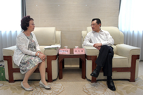 图为孙先德会见亚洲防盲基金会副会长及行政总裁陈梁悦明女士