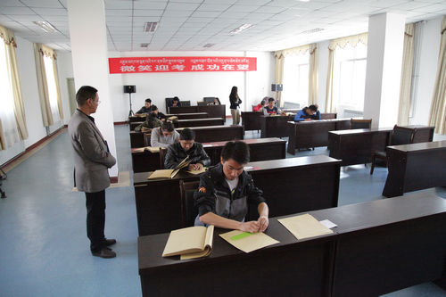 图为西藏考试辖区考生参加2015年全国盲人医疗按摩人员考试