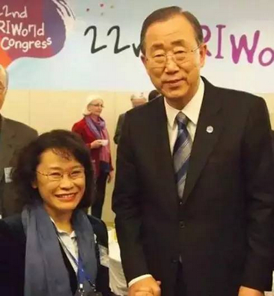 图为张海迪在第22届康复国际大会上与联合国秘书长潘基文先生见面
