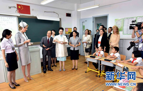 这是彭丽媛同玛蒂尔德在北京启喑实验学校与学生交流。新华社记者 李涛 摄