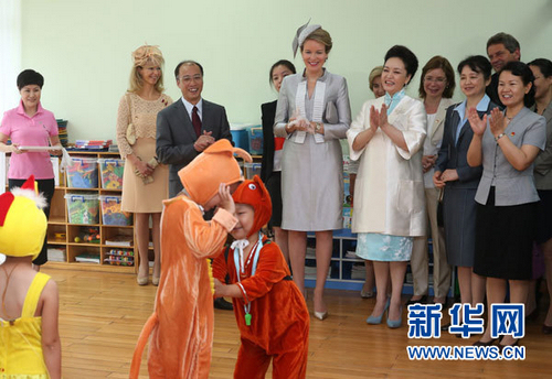 这是彭丽媛同玛蒂尔德在北京启喑实验学校观看学前康复部幼儿表演的节目《动物运动会》。新华社记者 庞兴雷 摄