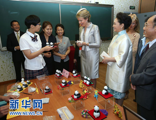 这是彭丽媛同玛蒂尔德在北京启喑实验学校观看学生们的陶艺作品。新华社记者 庞兴雷 摄