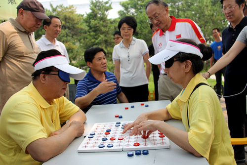 图为刘鹏、王梅梅等领导同志观看盲人象棋交流