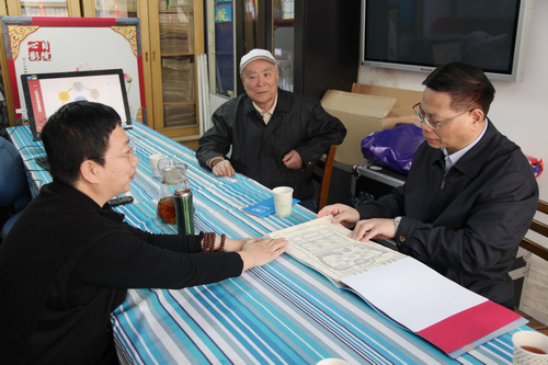 图为王新宪在北京市红丹丹视障文化服务中心调研