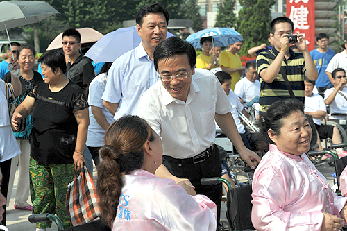 图为中国残联党组成员、副理事长程凯出席河北省第三届残疾人健身周启动仪式