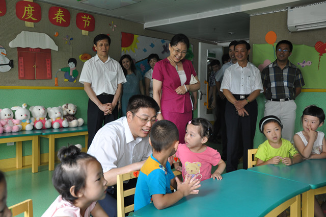 图为北京市副市长戴均良与孩子们亲切互动
