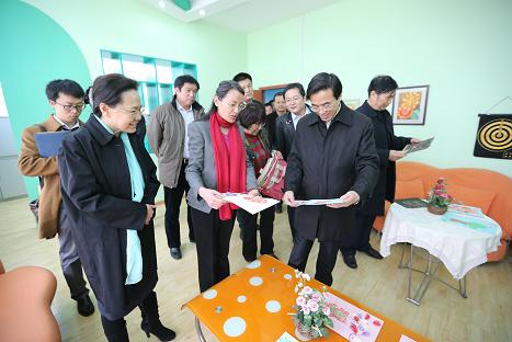 图为中国残联程凯副理事长等领导了解残疾学生融合教育情况