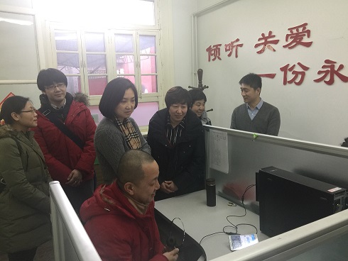 图为康复指导中心、社服中心为“北京市残疾人心理健康热线”咨询师送祝福