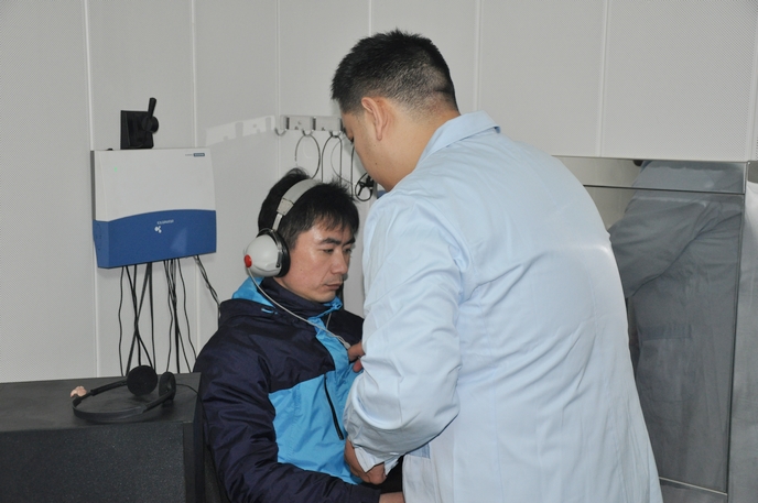 听力评估师为社区残疾人听力测试