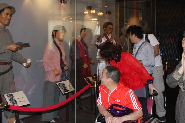 残疾人参观电影博物馆展览