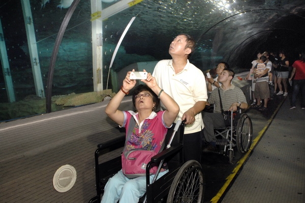 图为残疾人参观海底隧道