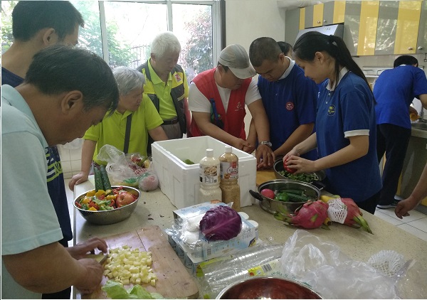 盲人学员在生活技能重建课上练习切菜