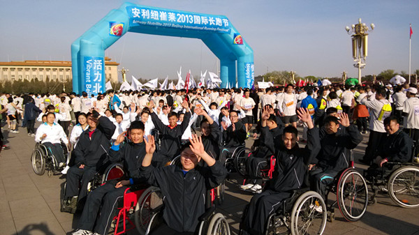 图片为：市残联30名轮椅运动员参加北京国际长跑赛合影