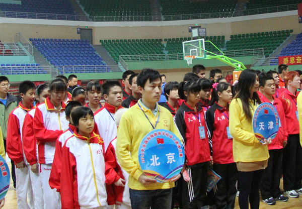 图为：全国特教学校盲人跳绳比赛北京队