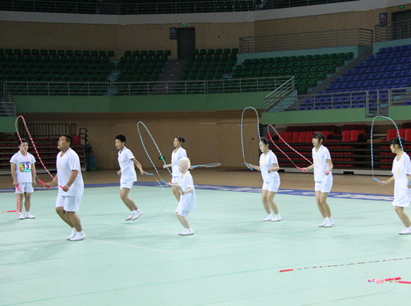 图为：全国特教学校盲人跳绳比赛北京队正在比赛