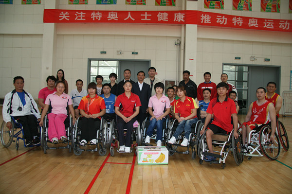 图片为：马大军书记与北京市残疾人体育交流团成员合影