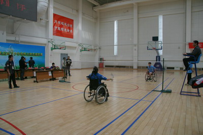 图为残疾人青少年羽毛球比赛现场（图2）
