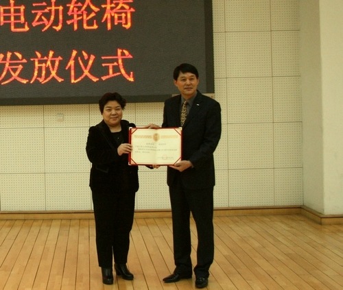 图片为：市残联副巡视员赵延红向捐赠方颁发荣誉证书和瓷盘