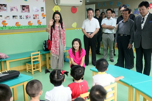 图片为：市残联马大军书记带领基金会理事看望康复中心的残疾儿童