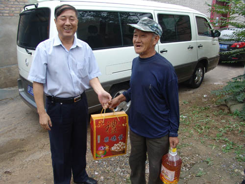图为 张广林副理事长慰问残疾人家庭