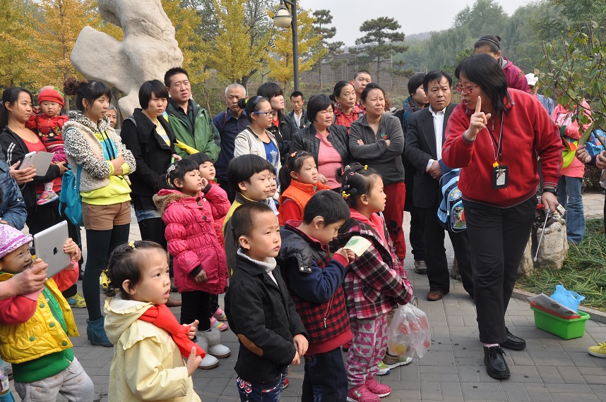 图为北京市残疾人康复服务指导中心开展听障儿童秋季主题教学活动